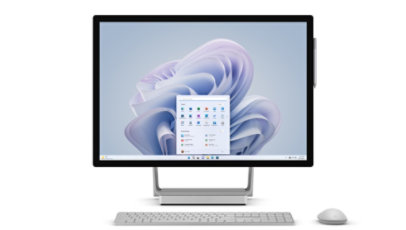 يظهر لابتوب Surface Studio 2+ مستوٍ مع لوحة المفاتيح والماوس والقلم.