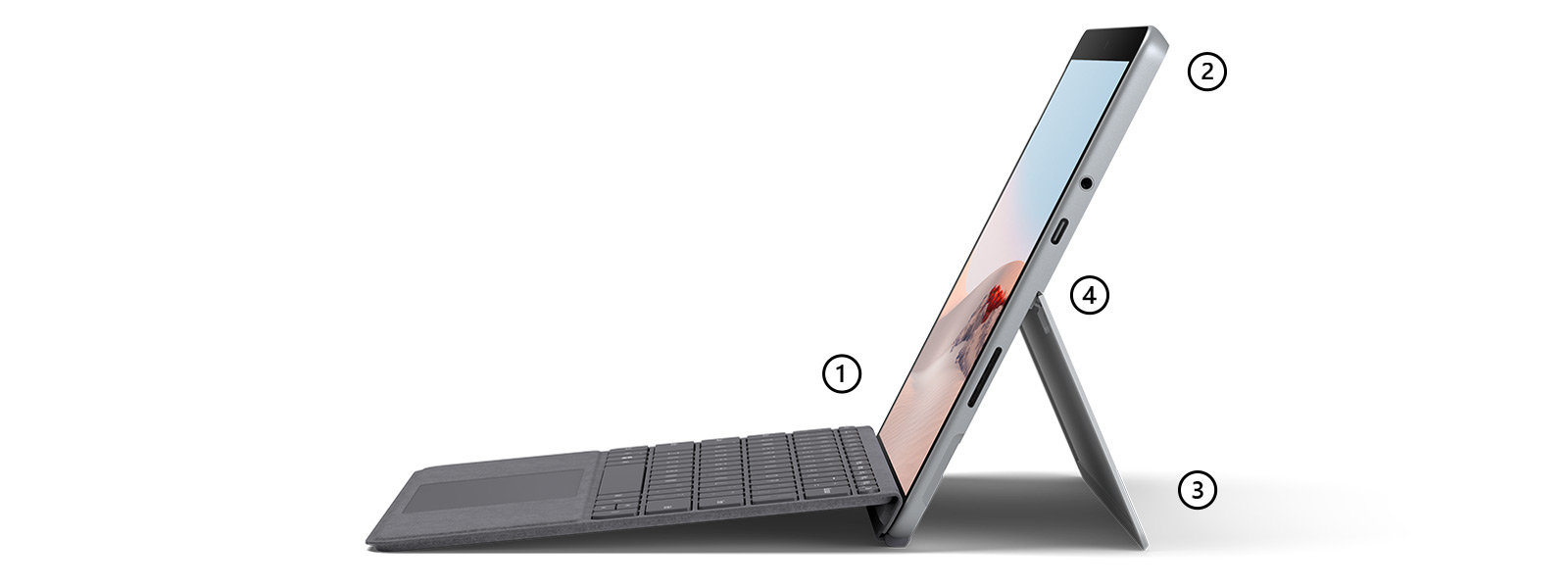 Surface Go 2 im Laptop-Modus mit Surface Go Signature Type Cover in Platin mit Punkten, die den mit dem Stift bedienbaren Touchscreen, die Mikrofone und die Kamera, den Kickstand und den USB-C-Anschluss hervorheben