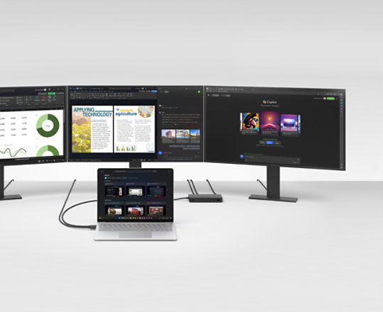 Három monitor csatlakozik a Surface Laptop eszközhöz egy Surface ThunderboltTM 4 dokkolóval