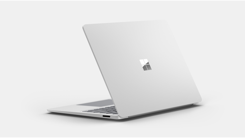 O imagine cu dispozitivul Surface Laptop din spate și în unghi