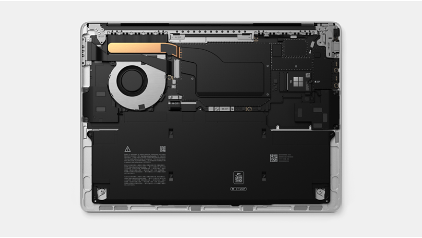 Surface Laptop 影像顯示裝置的內部，以及晶片。