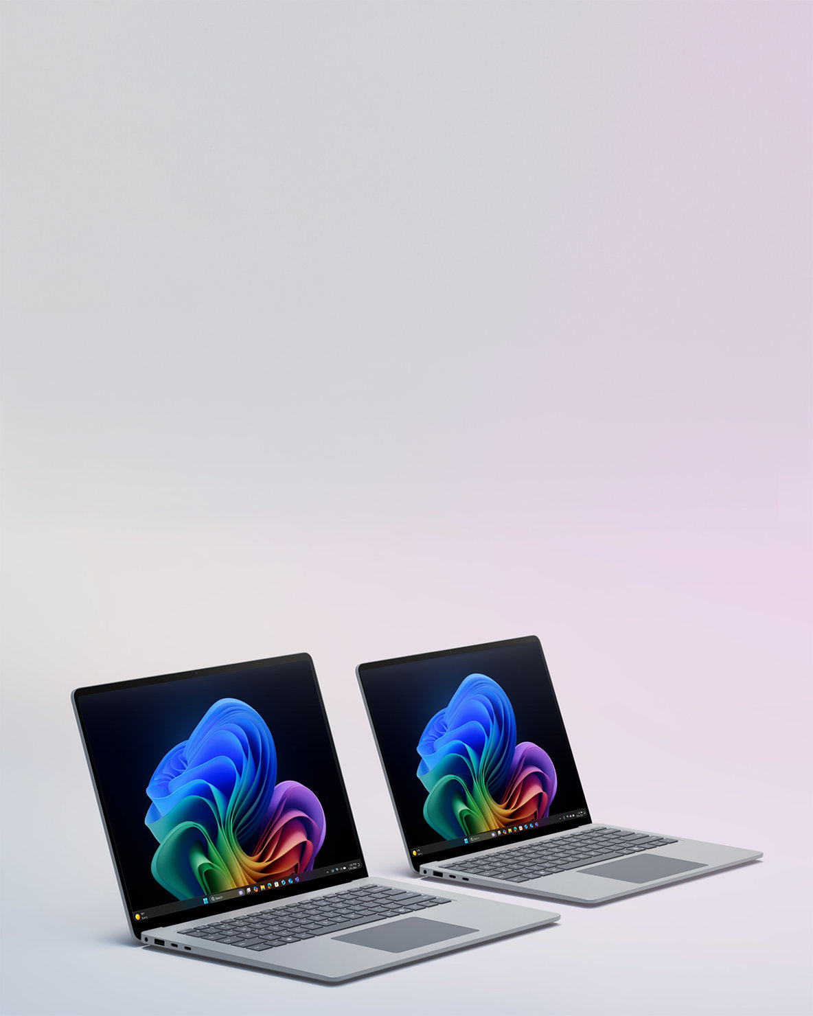 Ein Bild von zwei Surface Laptops, die nebeneinander stehen.