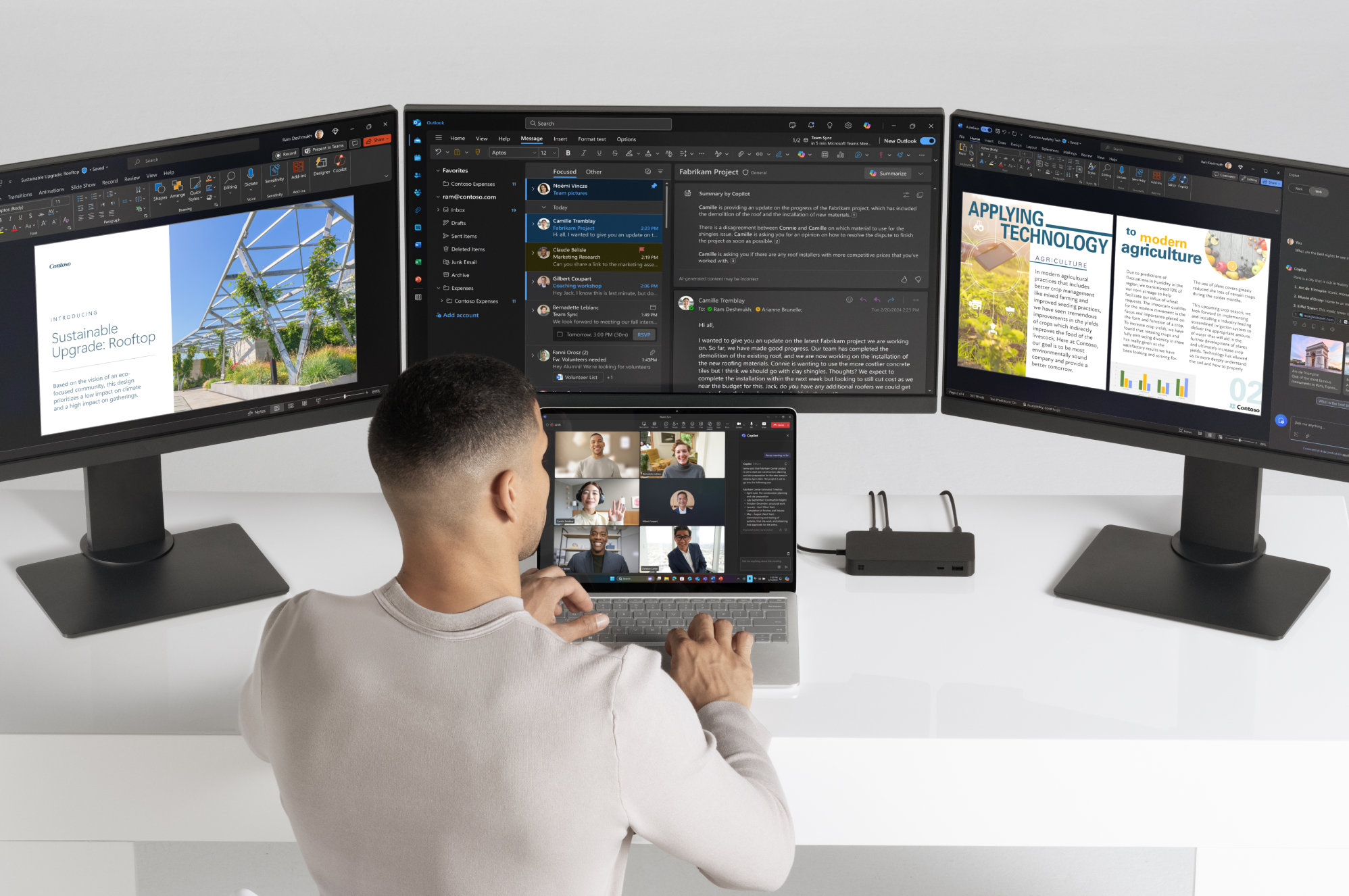 Egy férfi dolgozik egy Surface Laptop eszközön, amely egy Surface ThunderboltTM 4 dokkolóval három monitorhoz csatlakozik.