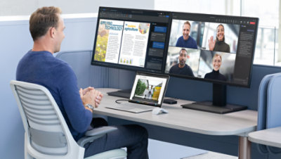 رجل يجلس أمام جهاز الكمبيوتر الخاص به بينما يقوم بإجراء مكالمة فيديو