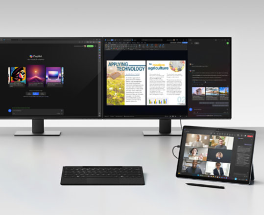 Deux écrans connectés à une Surface Pro en mode tablette, avec le clavier détaché et un stylet Surface Slim Pen devant la Surface Pro.