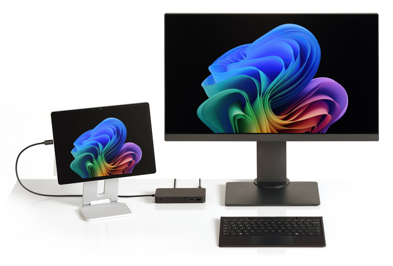 Immagine di un dispositivo Surface Pro collegato a un monitor tramite un adattatore