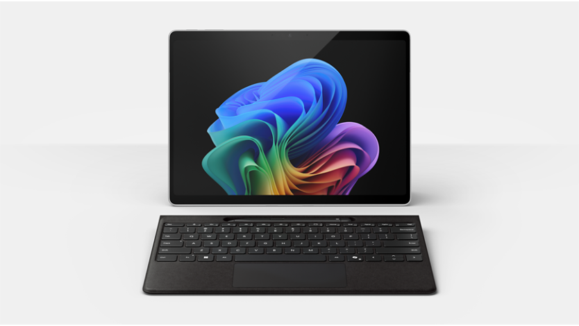 Surface Pro 的正面图像，键盘已分离，显示带有 Surface 管理门户的屏幕。