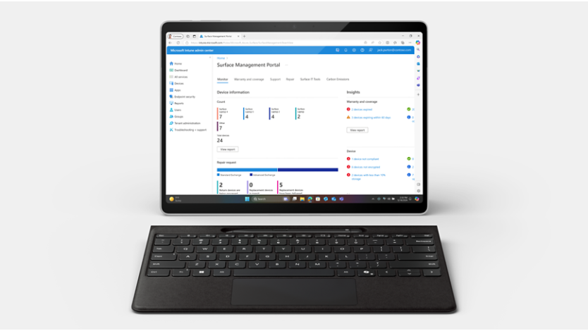 Vista frontal de um Surface Pro com o teclado destacado a apresentar um ecrã com o Portal de Gestão do Surface