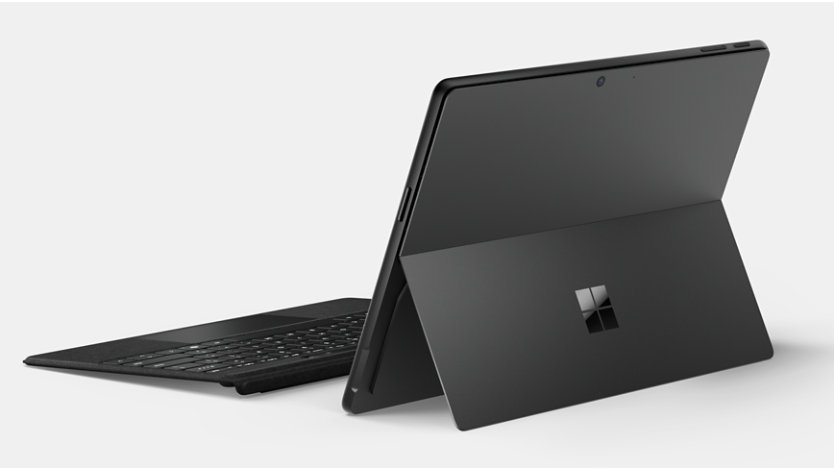 Et billede af en Surface Pro set bagfra, fra venstre side, med kickstanden ude og tastaturet aftaget.
