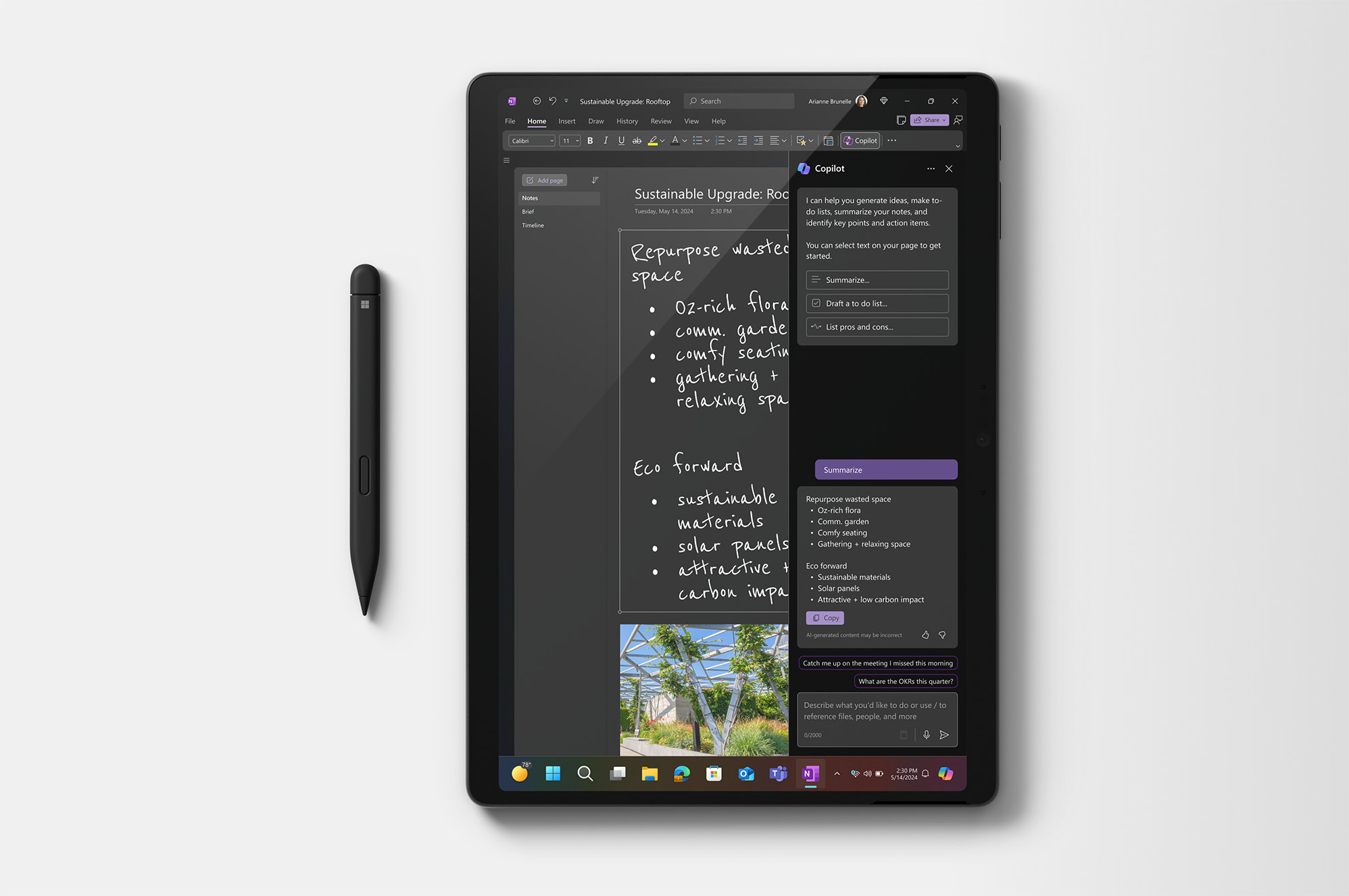 影像顯示 Surface Pro 採用平板電腦模式，並且 Surface 超薄手寫筆放在影像左側。