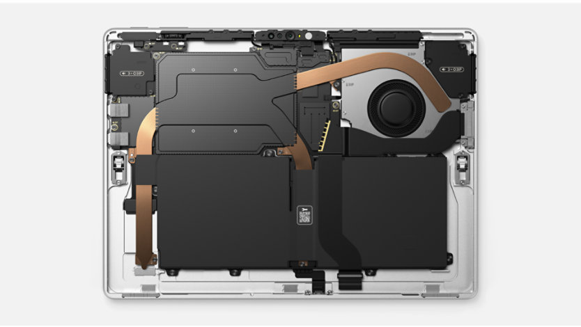 صورة لجهاز Surface تعرض الجزء الداخلي للجهاز