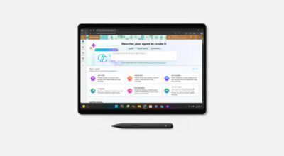 有名男性坐在辦公桌前使用 Surface 裝置