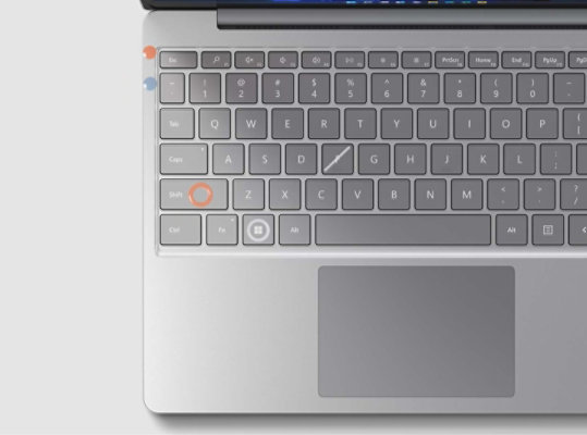 Vista acercada del teclado de tamaño completo de Surface Laptop Go 2. Se observan elementos del Kit adaptable de Surface en el teclado.