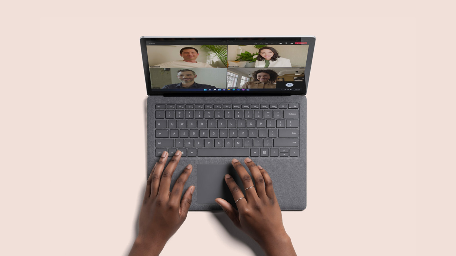 Pandangan Laptop 4 dalam warna Platinum dari atas ke bawah, dengan Microsoft Teams pada skrin