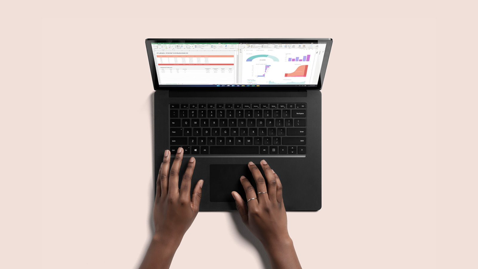 Komputer Surface Laptop 4 w kolorze czarnym i dwie ręce piszące na jego klawiaturze widziane z góry