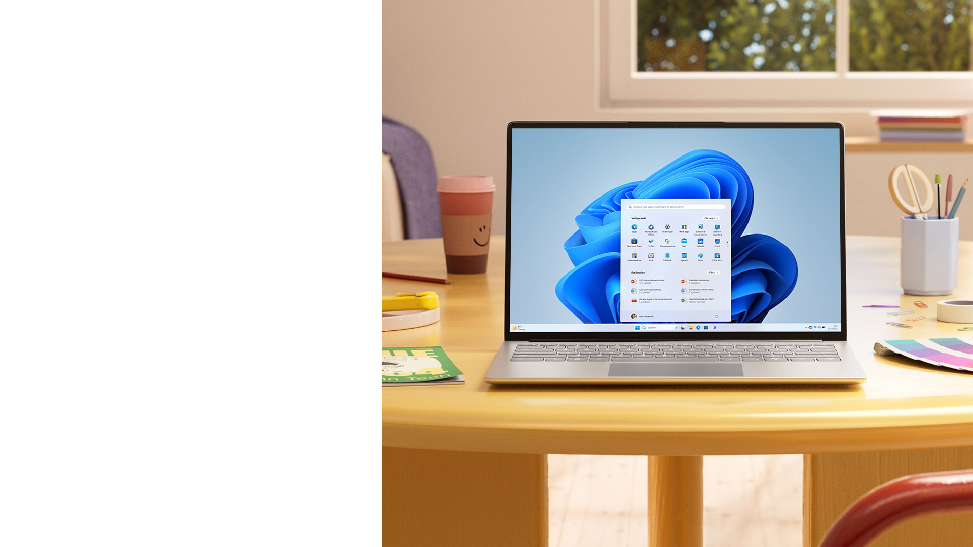 Windows 11-pc met startmenu op een tafel