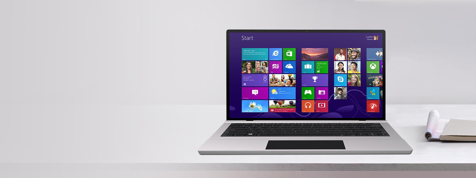 Windows 8 laptop računar na stolu