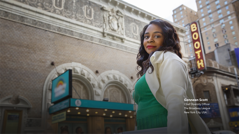 Vrouw staat voor het theater.