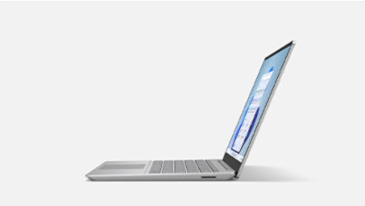 มุมมองด้านข้างของ Surface Laptop Go 2 สีแซนด์สโตน ซึ่งเน้นไปที่ความบางของอุปกรณ์