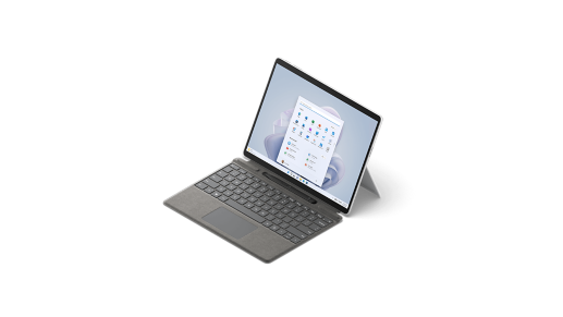 Surface Pro 9 aus einer 3/4-Perspektive mit befestigtem Type Cover und Surface Slim Pen 2.