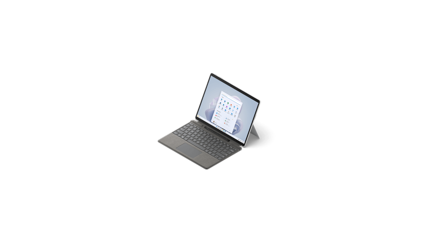 Surface Pro 9, afgebeeld vanuit een driekwartaanzicht, met gekoppelde type cover en Surface Slim Pen 2.
