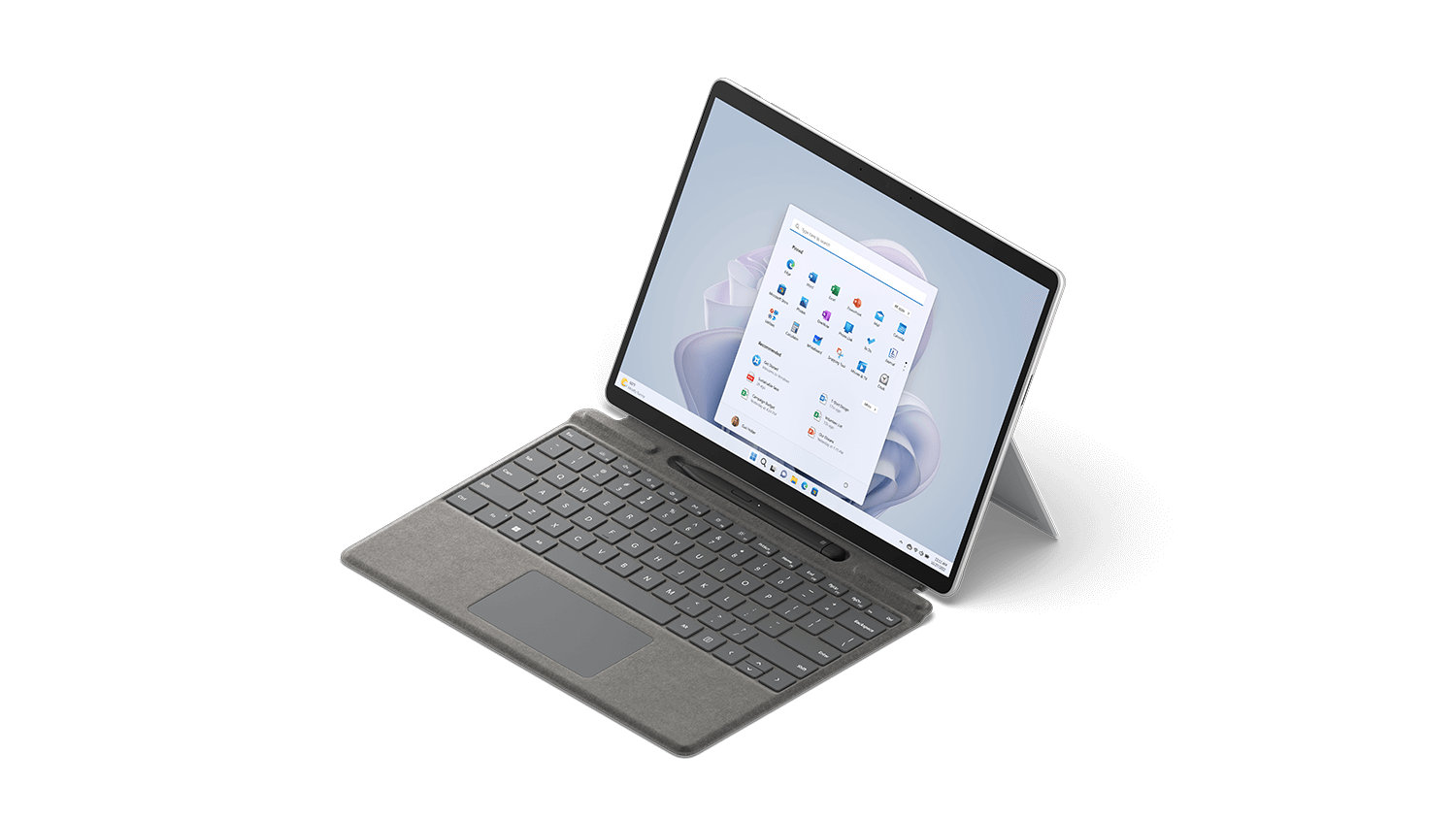 Vista de tres cuartos de Surface Pro 9 con una funda con teclado conectada y Surface Slim Pen 2.