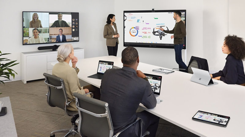 Eine Gruppe von Remote-Teammitgliedern und vor Ort anwesenden Teammitgliedern nimmt an einem Teams-Anruf teil