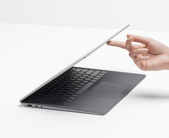 图像显示一个人的手指轻松提起 Surface Laptop 4 的翻盖