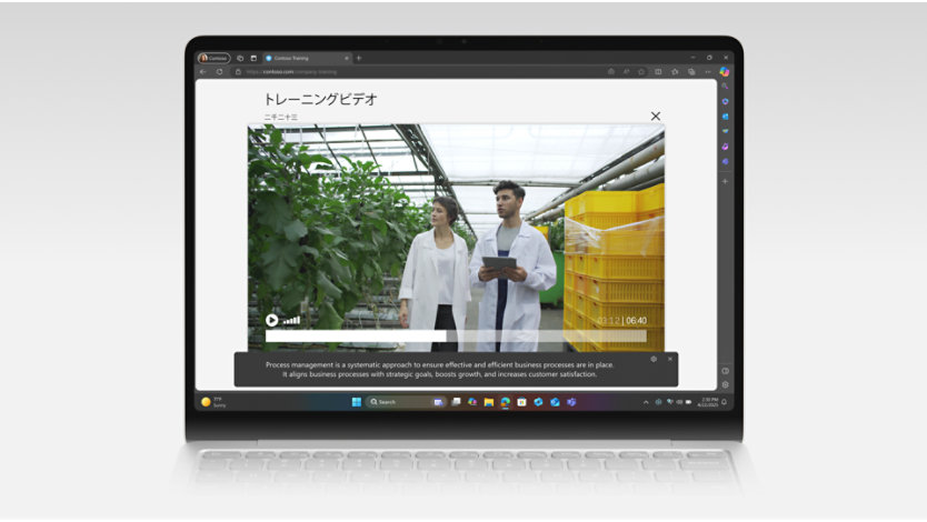 会議中にライブ キャプションを表示している、開いたノート PC。