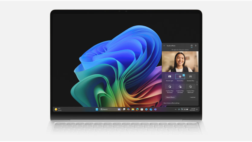 ビデオ通話を表示している、開いたノート PC。