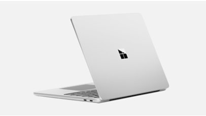 背面を向けている、開いているノート PC。