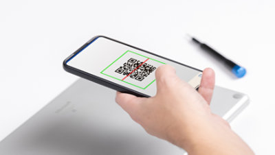 用手机拍摄文档的人