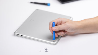 正在维修 Surface Laptop 的人