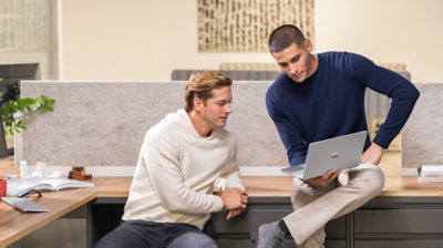 人物在办公室里借助 Surface Laptop 进行协作