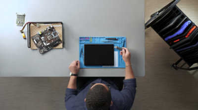 คนกําลังซ่อมแท็บเล็ต