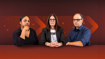 Un groupe de personnes assises à une table