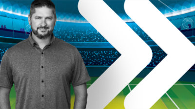 صورة لشخص يقف أمام سهم أبيض