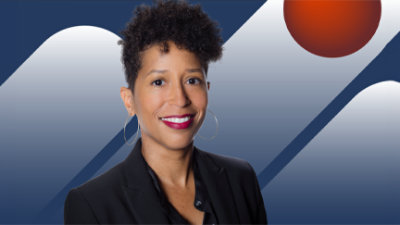 Eine für ein Bild lächelnde Person