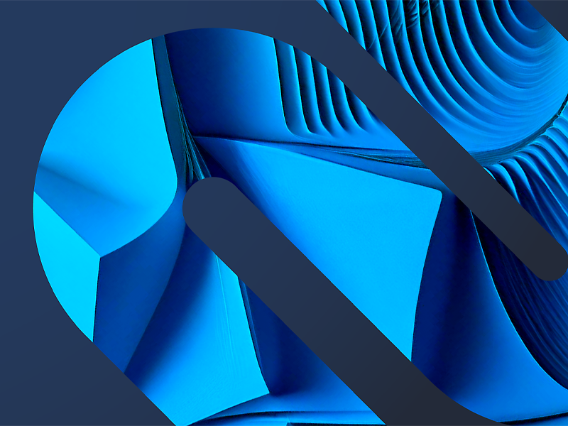 抽象的藍色幾何形狀，具有重複圖案和對比鮮明的深色斜線。