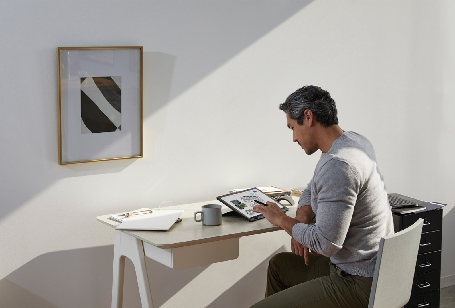 Surface Pro 7+ auf einem Heimschreibtisch mit angeschlossenem Surface Pro X Signature Type Cover, Surface Pen und Surface Arc Mouse in Mohnrot.