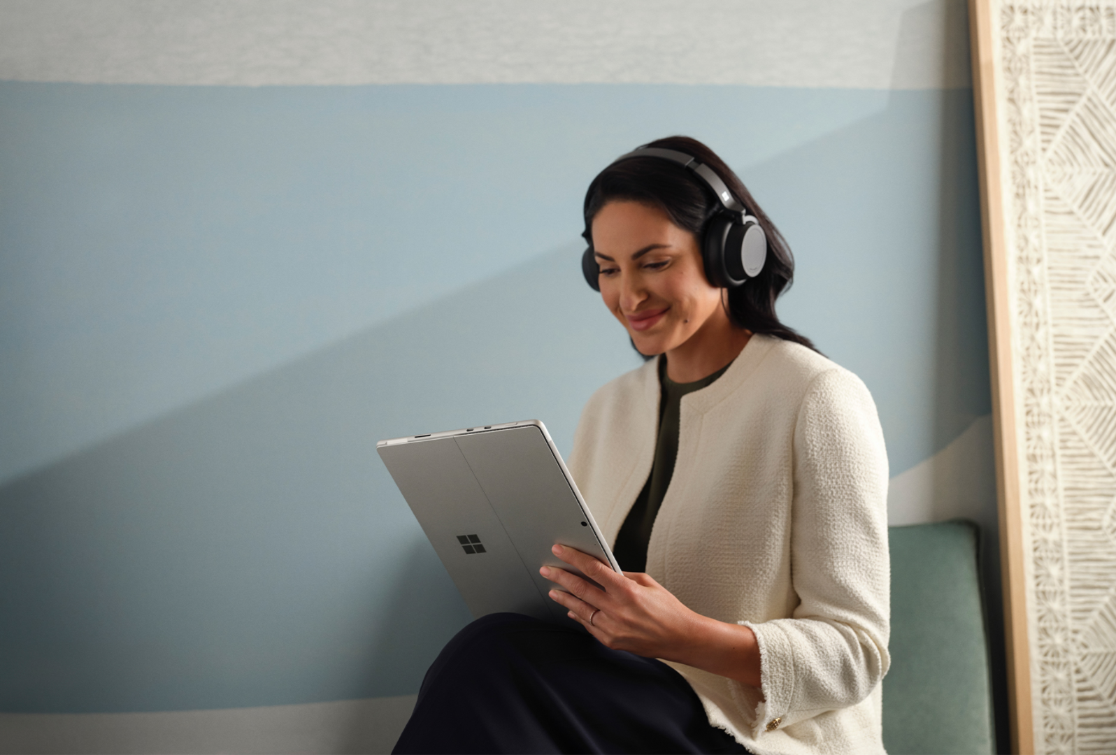 Surface Headphones 2+ fejhallgatót viselő személy