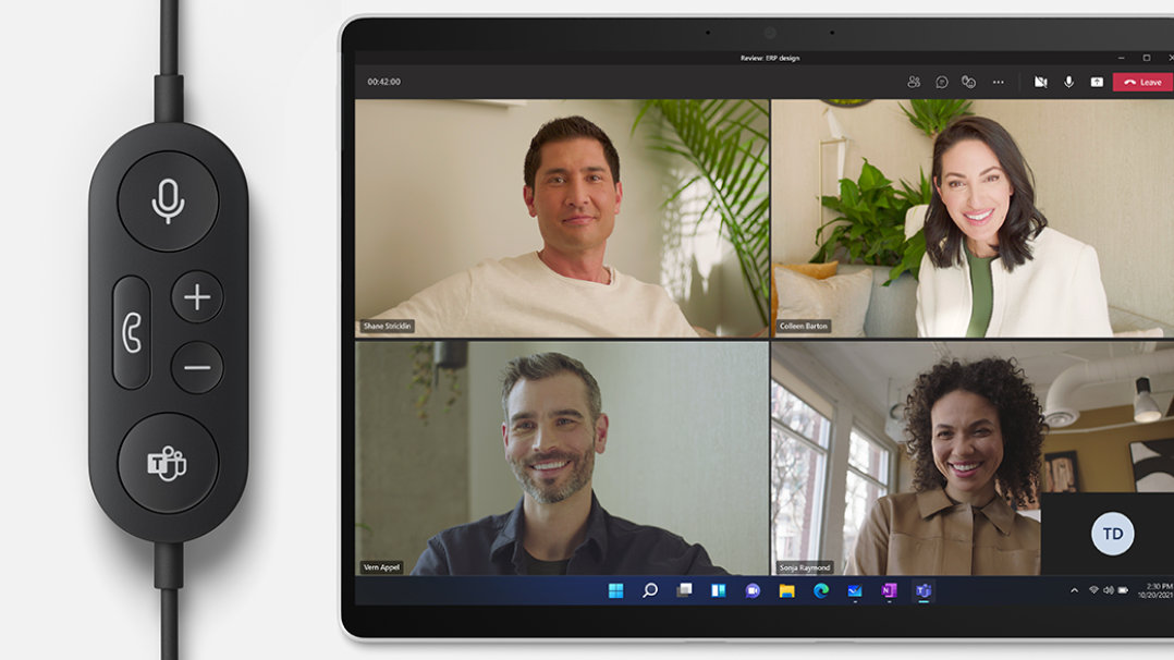 Uma composição do comando dos Auscultadores USB Modernos Microsoft e de um dispositivo Surface a apresentar uma reunião do Microsoft Teams em modo de tablet