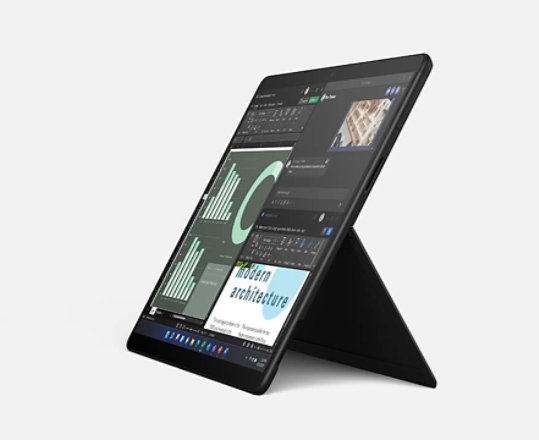 展示採用 Kickstand 支架模式的 Surface Pro X 與 Windows 畫面