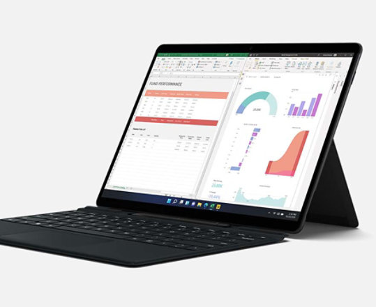 A Surface Pro X renderelt képe laptop módban, a képernyőn több alkalmazással