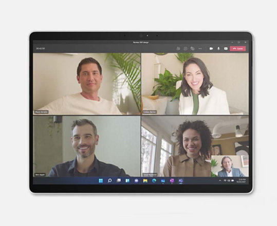 展示採用平板電腦模式的 Surface Pro X 與畫面上的 Teams 會議