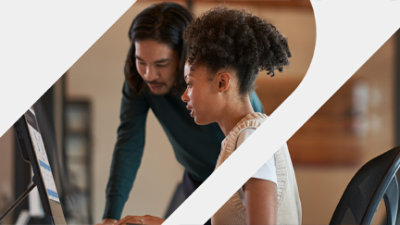 Zwei Personen, die auf einen Computerbildschirm schauen