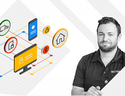  คนกำลังยืนอยู่ด้านหน้าจอคอมพิวเตอร์