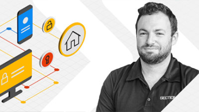 Eine Person, die vor einem Computerbildschirm steht