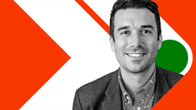 En person som smiler til kameraet