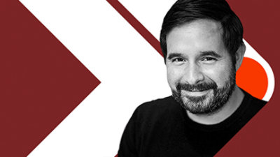 Eine Person, die für die Kamera lächelt